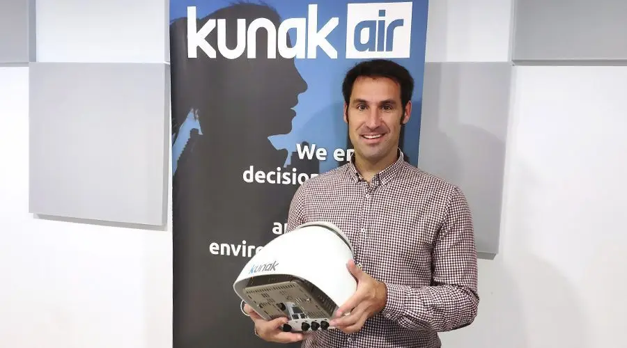 Javier Fernández, CEO y fundador de Kunak, presenta la nueva estación de calidad del aire Kunak AIR Pro.