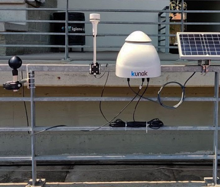Probe (left) placed next to a Kunak Air Pro air quality station.