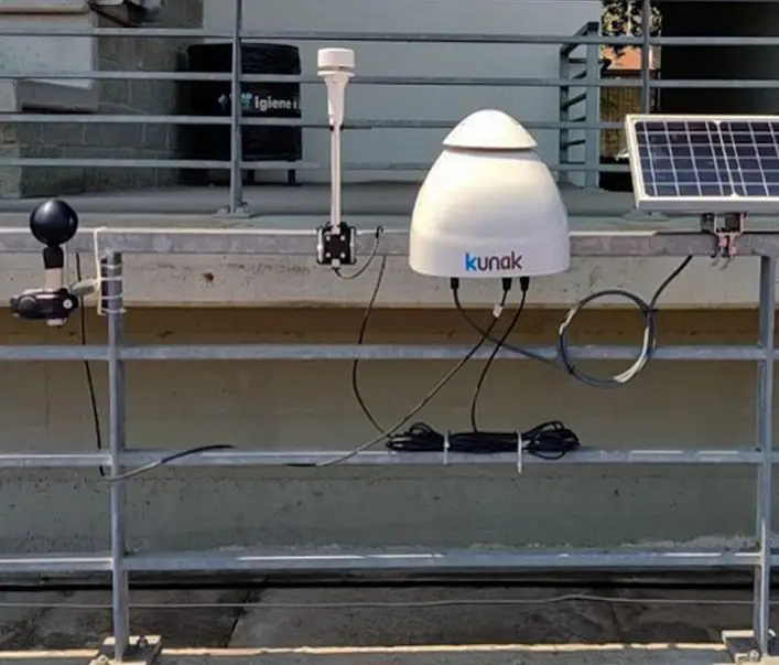 Probe (left) placed next to a Kunak <a href=