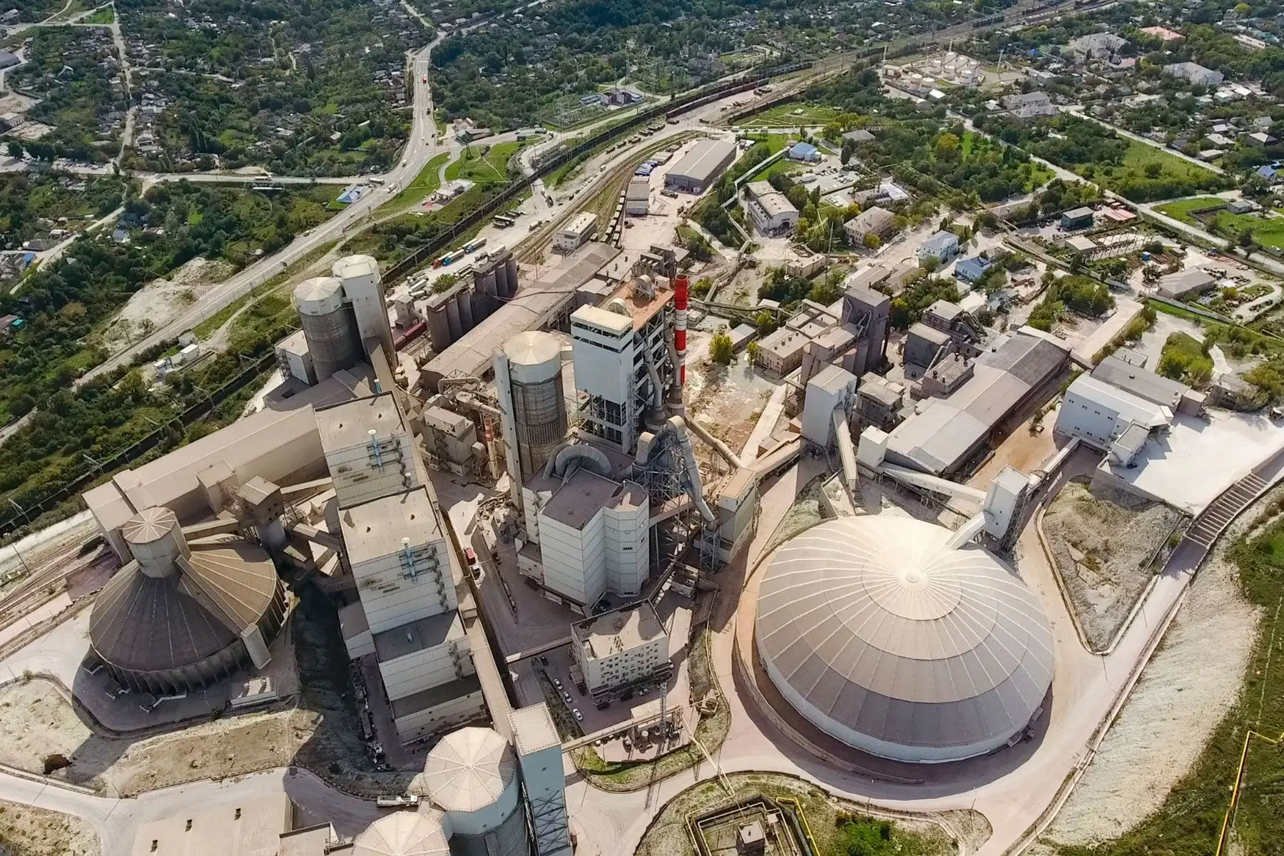Vista aérea de una planta de producción de cemento - Kunak