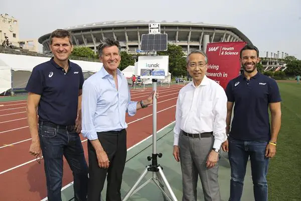 El Director del Departamento de Salud y Ciencia de la IAAF, Stéphane Bermon (I), y el Director del Departamento, Paolo Emilio Adami (D), con el Presidente de World Athletics, Sebastian Coe, y el Miembro del Consejo de World Athletics, Hiroshi Yokokawa, en Yokohama junto a una estación Kunak AIR (Roger Sedres) © Copyright