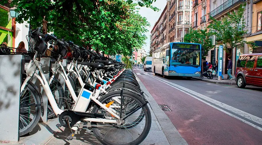 Sustainable mobility and air quality monitoring, two tools for tackling air pollution in cities