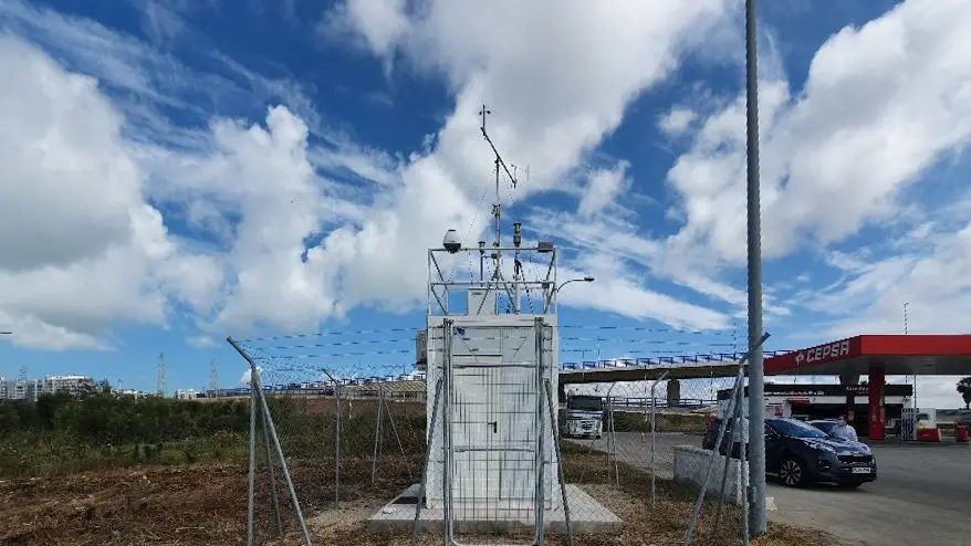 Low-cost air quality sensors placed on top of a reference station