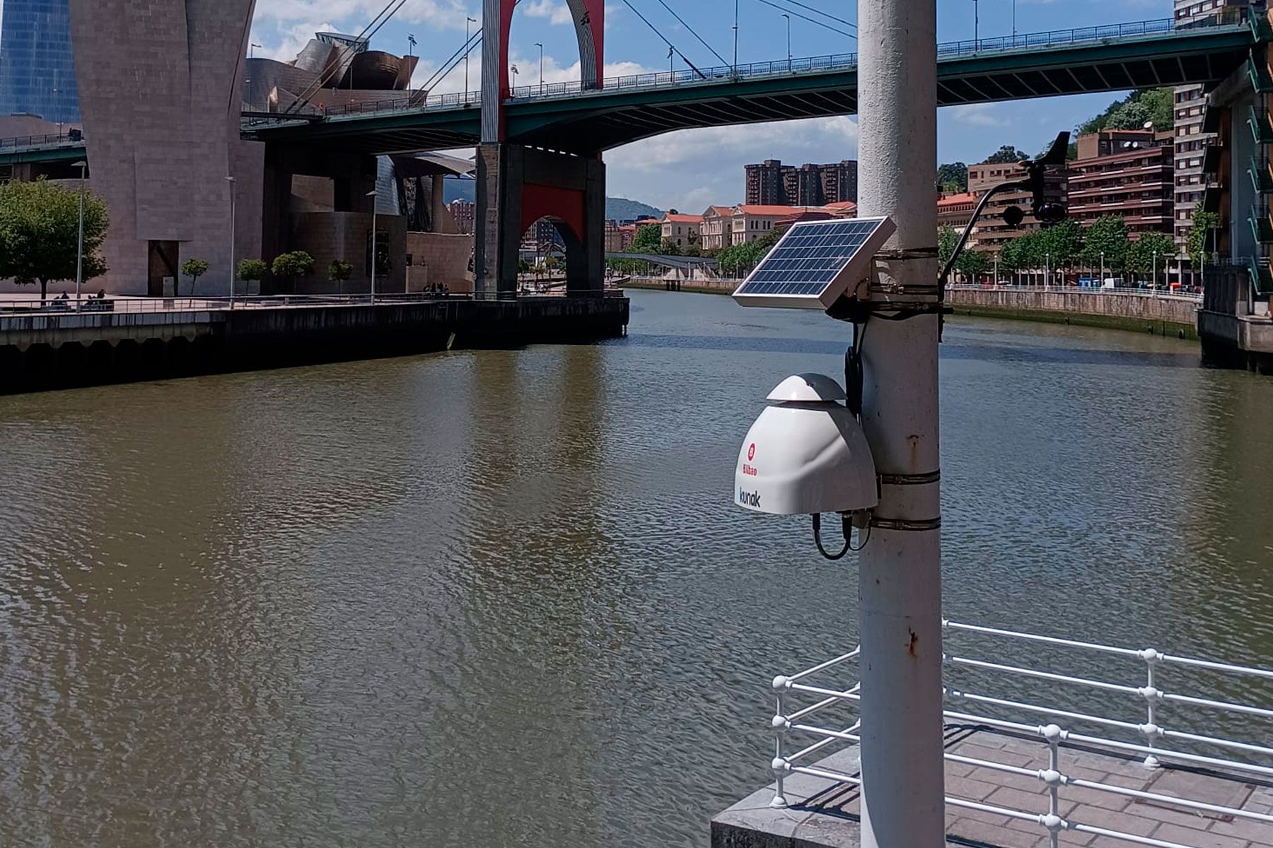 Capteur installé dans le cadre du réseau hybride de surveillance de la qualité de l'air à Bilbao, en Espagne. - Kunak