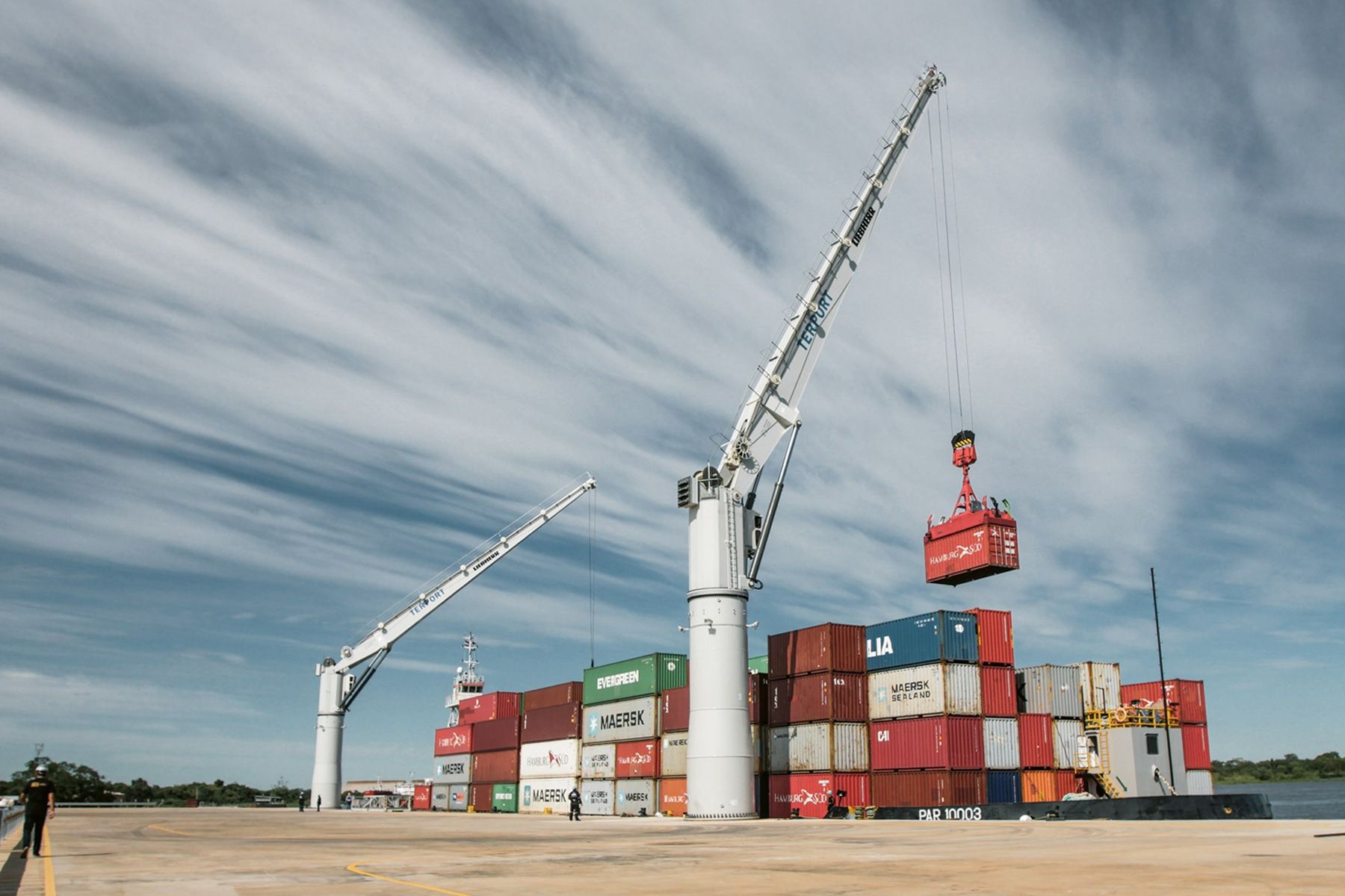 Las operaciones diarias del puerto como el movimiento de mercancías, almacenamiento, transporte interno o mantenimiento generan un conjunto de fuentes difusas que afectan la calidad del aire - Kunak