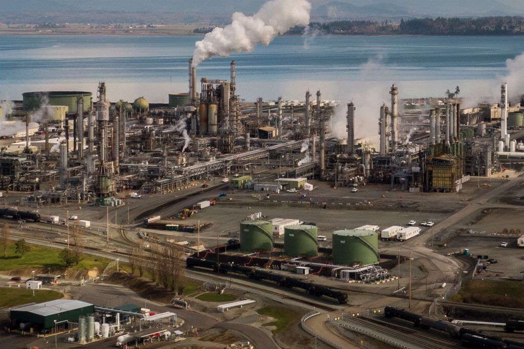 Oil refinery emissions - Marathon Anacortes Oil Refinery, Washington - Photo by David Ryder/Getty Images - Kunak