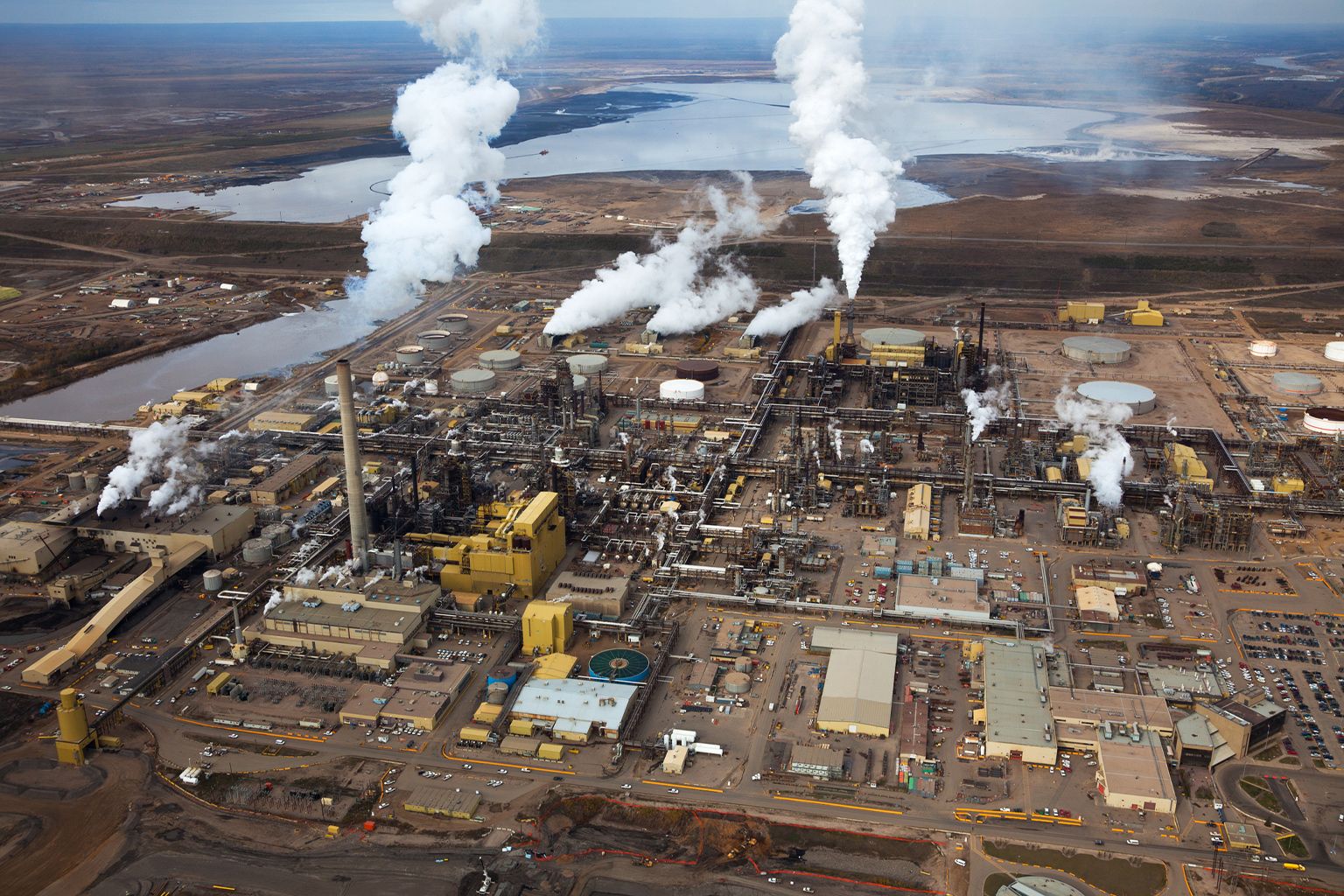 Vue aérienne des raffineries de pétrole le long de la rivière Athabasca au Canada - Kunak