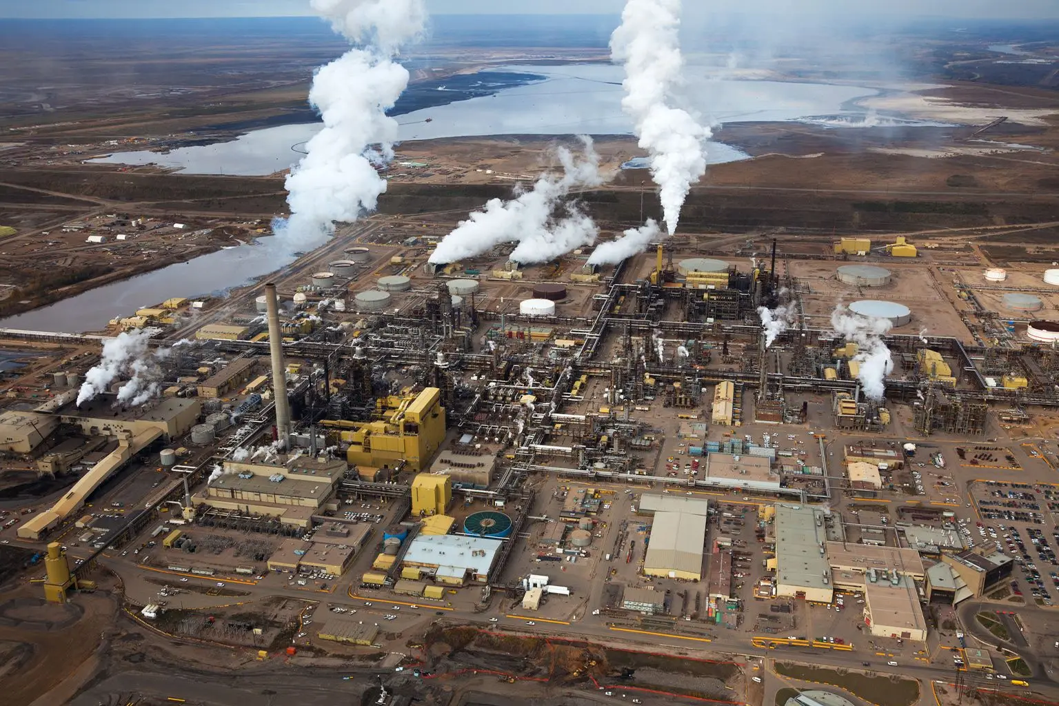 Vista aérea de refinerías de petróleo junto al Río Athabasca en Canadá - Kunak