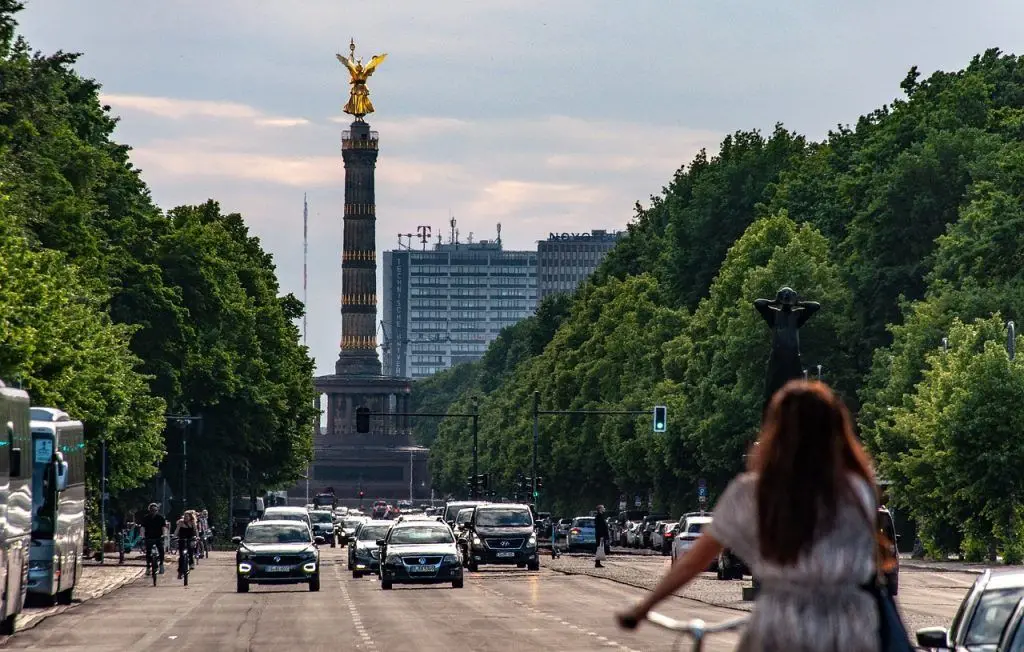 Tráfico urbano en la ciudad alemana de Berlin - Kunak