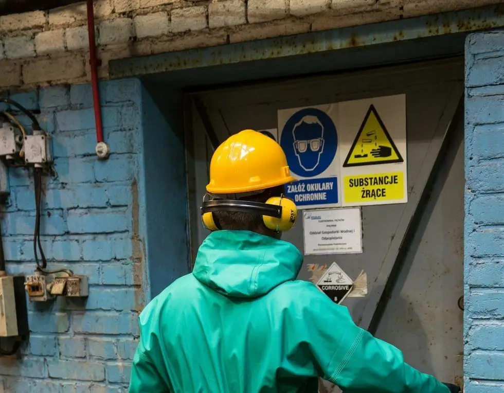Acceso a zona de productos químicos en industria - Kunak