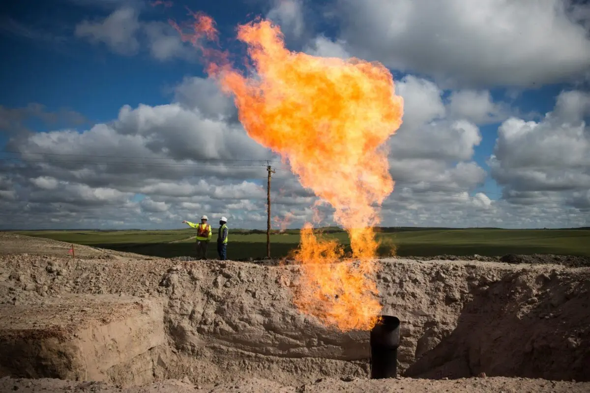 Antorcha de gas en un pozo petrolífero - Foto Andrew Burton/Getty Images - Kunak