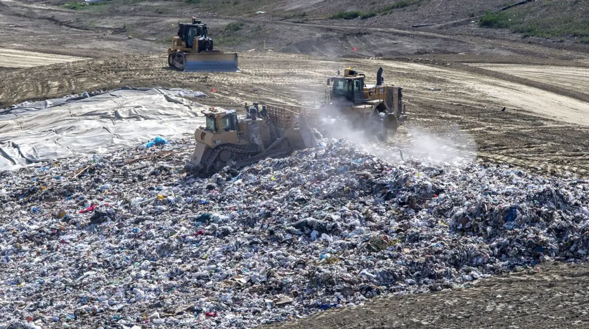 Distribución de los residuos en vertedero antes de ser cubiertos de tierra - Foto Mark Rightmire/MediaNews Group - Kunak
