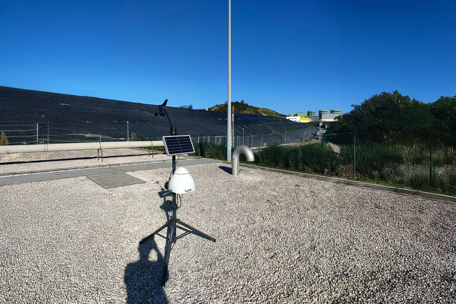 Una estación de calidad del aire Kunak AIR Pro instalada en un vertedero de Portugal para controlar las emisiones de metano y otros gases contaminantes.