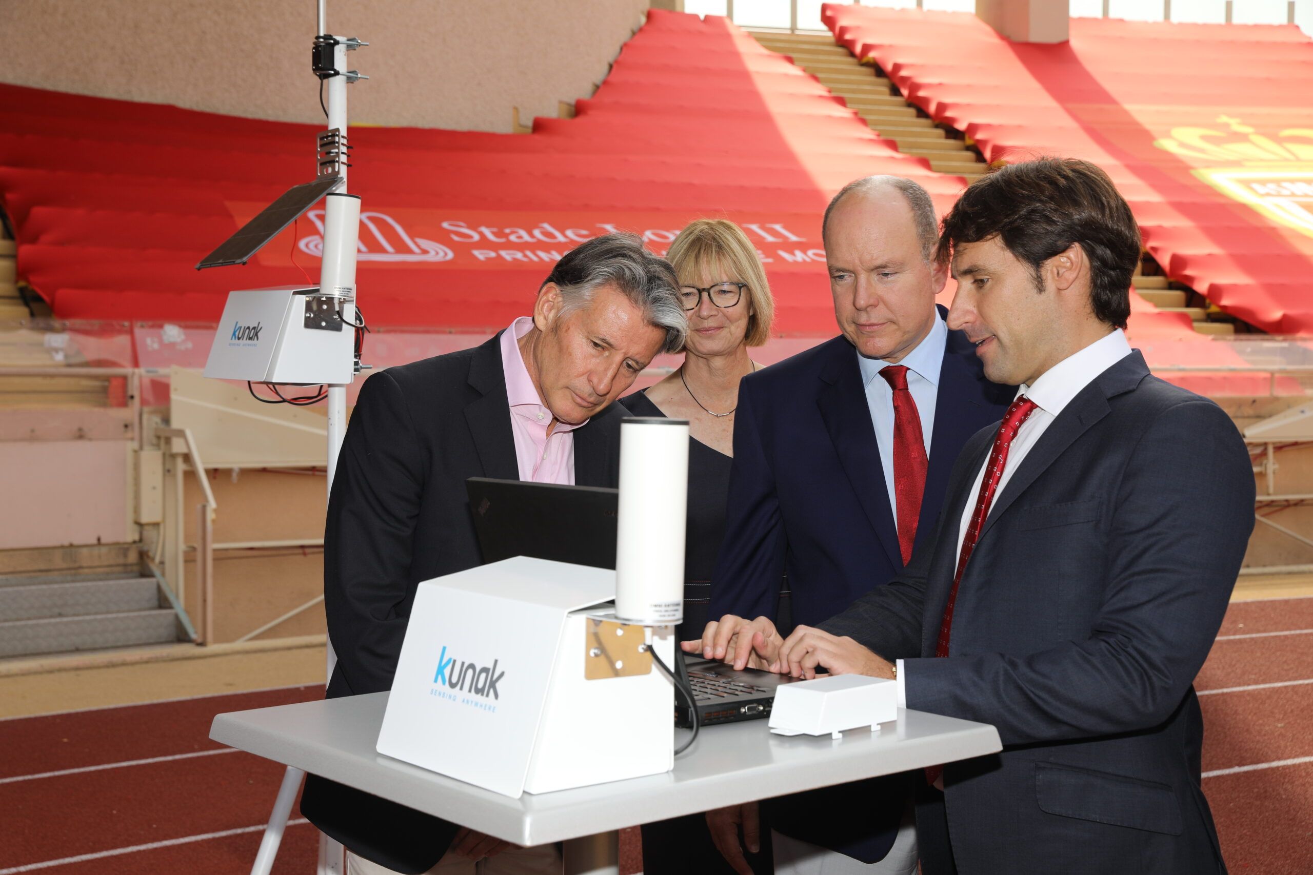 De izquierda a derecha, Sebastian Coe, presidente de World Athletics, Sylvia Barlag, presidenta del Grupo Asesor de Desarrollo Sostenible, S.A.S. el Principe Alberto II de Mónaco y Javier Fernández, CEO y cofundador de Kunak, durante la instalación de sensores Kunak en el estadio Luis II de Mónaco (© Philippe Fitte) - Kunak