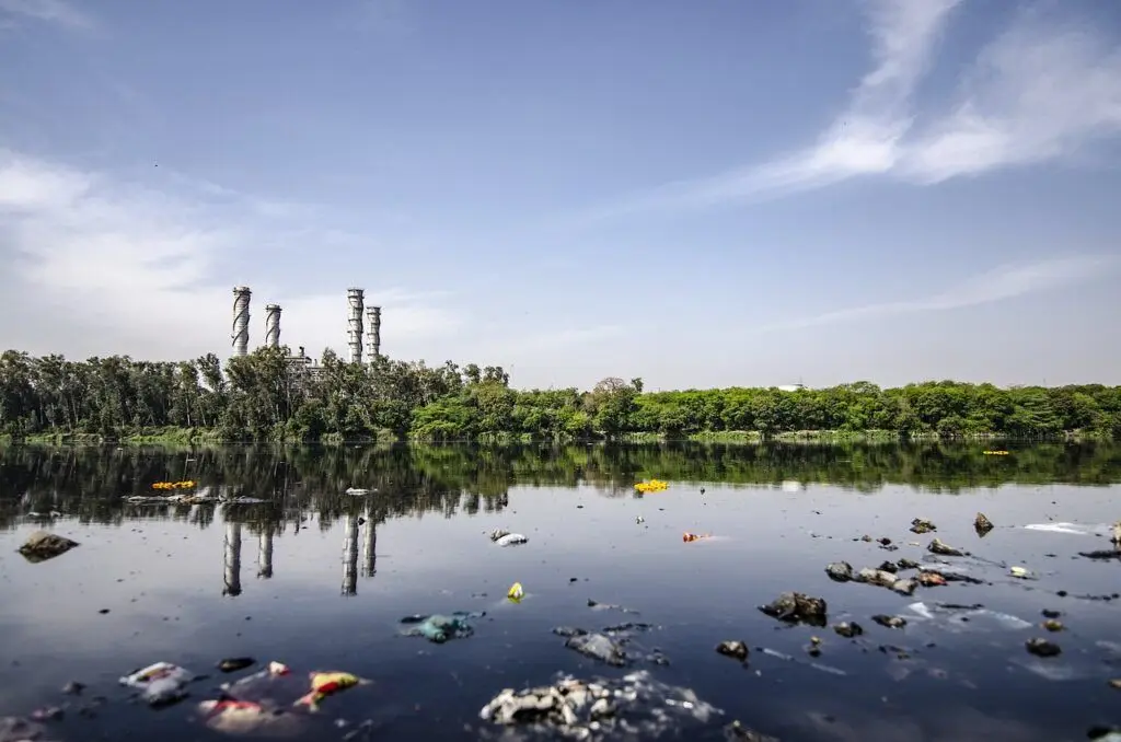 Water pollution in the vicinity of a petrochemical industry - Kunak