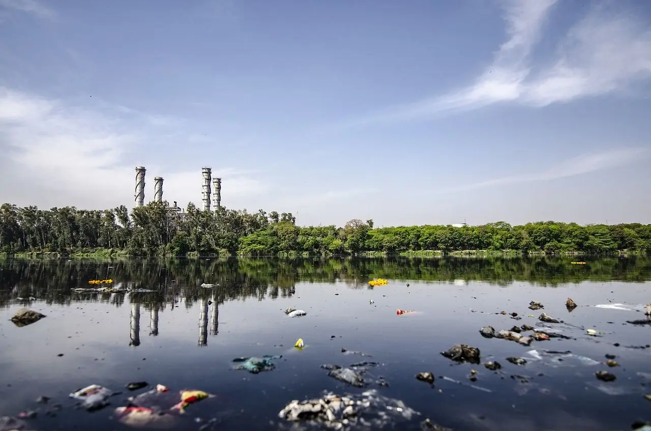 Contaminación del agua en las inmediaciones de industria petroquímica - Kunak