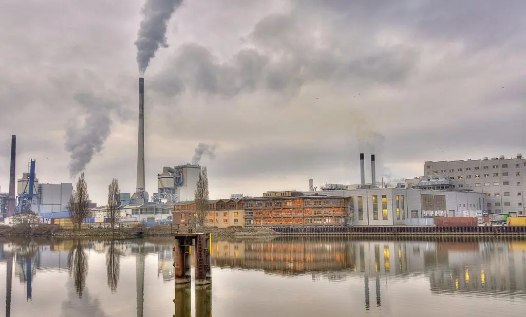 Petrochemical industry and inhabited environments prompt environmental justice intervention. - Kunak