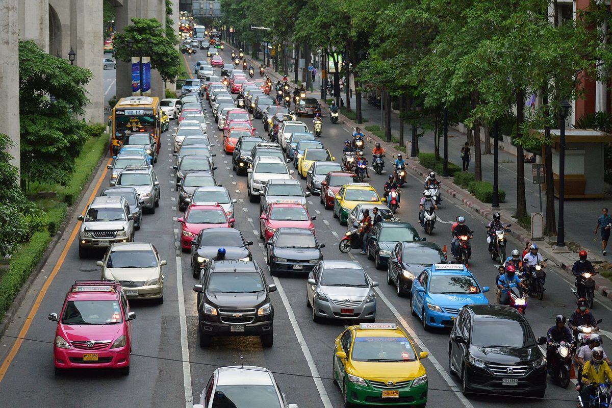Pedestrian zone and road traffic in town - RI URBANS - European Commission - Kunak
