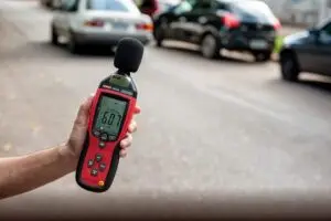 مقياس مستوى الصوت يقيس ضوضاء حركة المرور الحضرية - Kunak