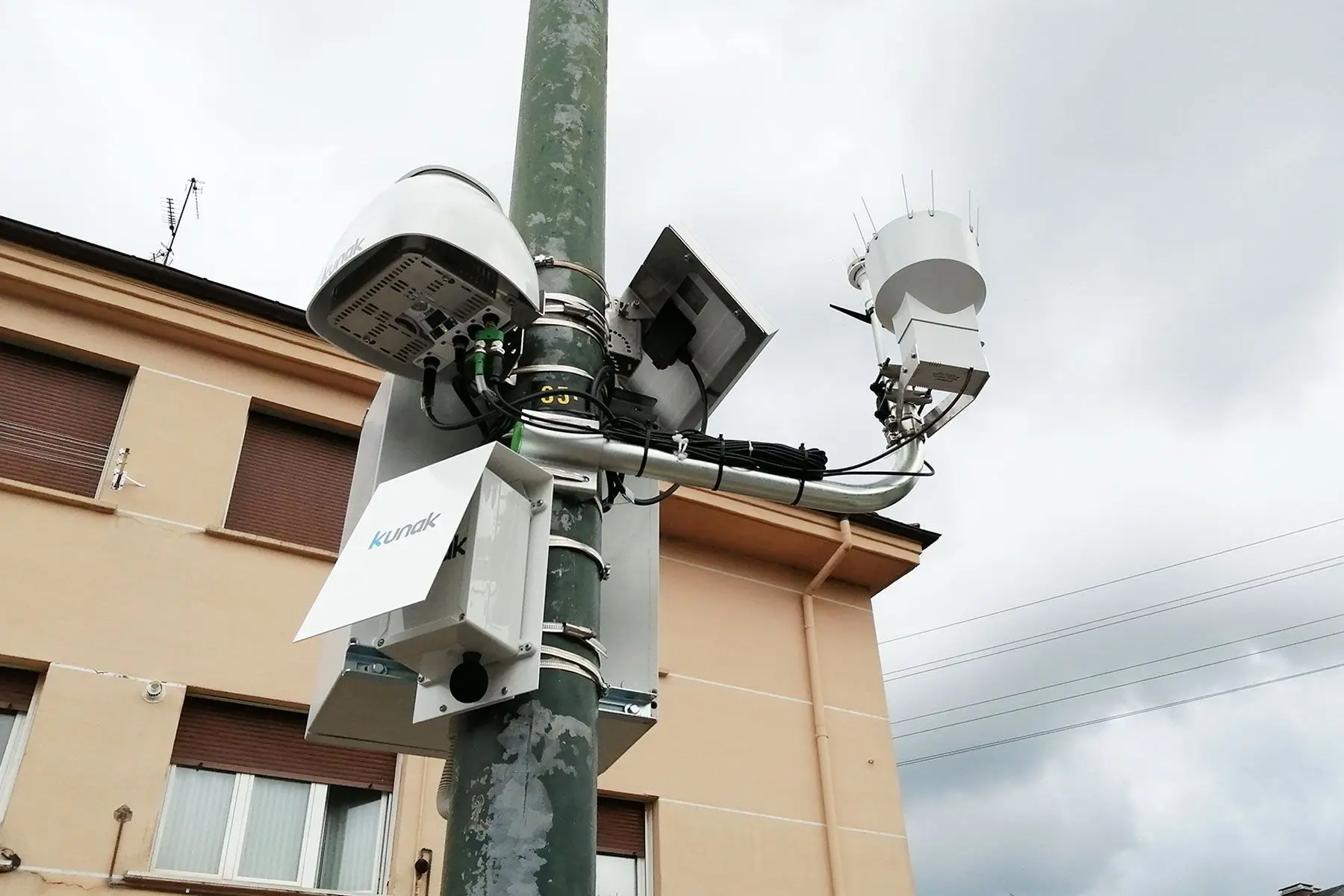 Estación de calidad del aire Kunak AIR Pro que integra un sonómetro para el control del ruido ambiental en un entorno urbano