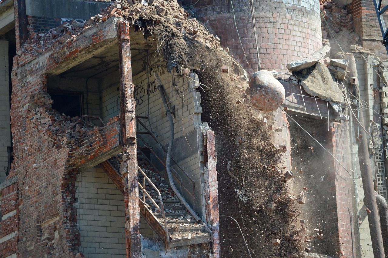 Demolition of an industrial plant affected by environmental corrosion_Kunak