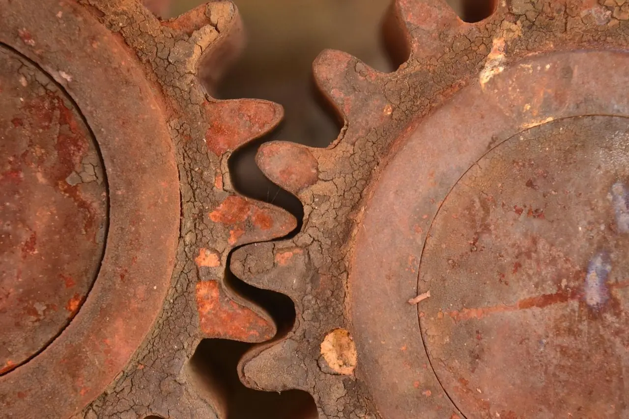 Piezas de engranaje industrial metálico afectadas por la corrosión ambiental_Kunak
