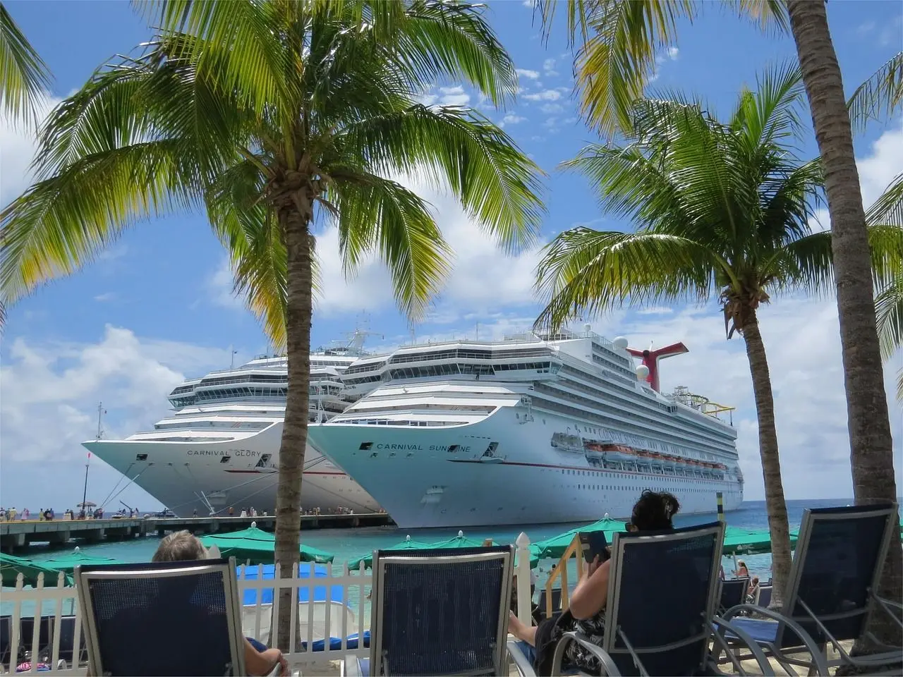 Cruise ships moored at an island_Kunak