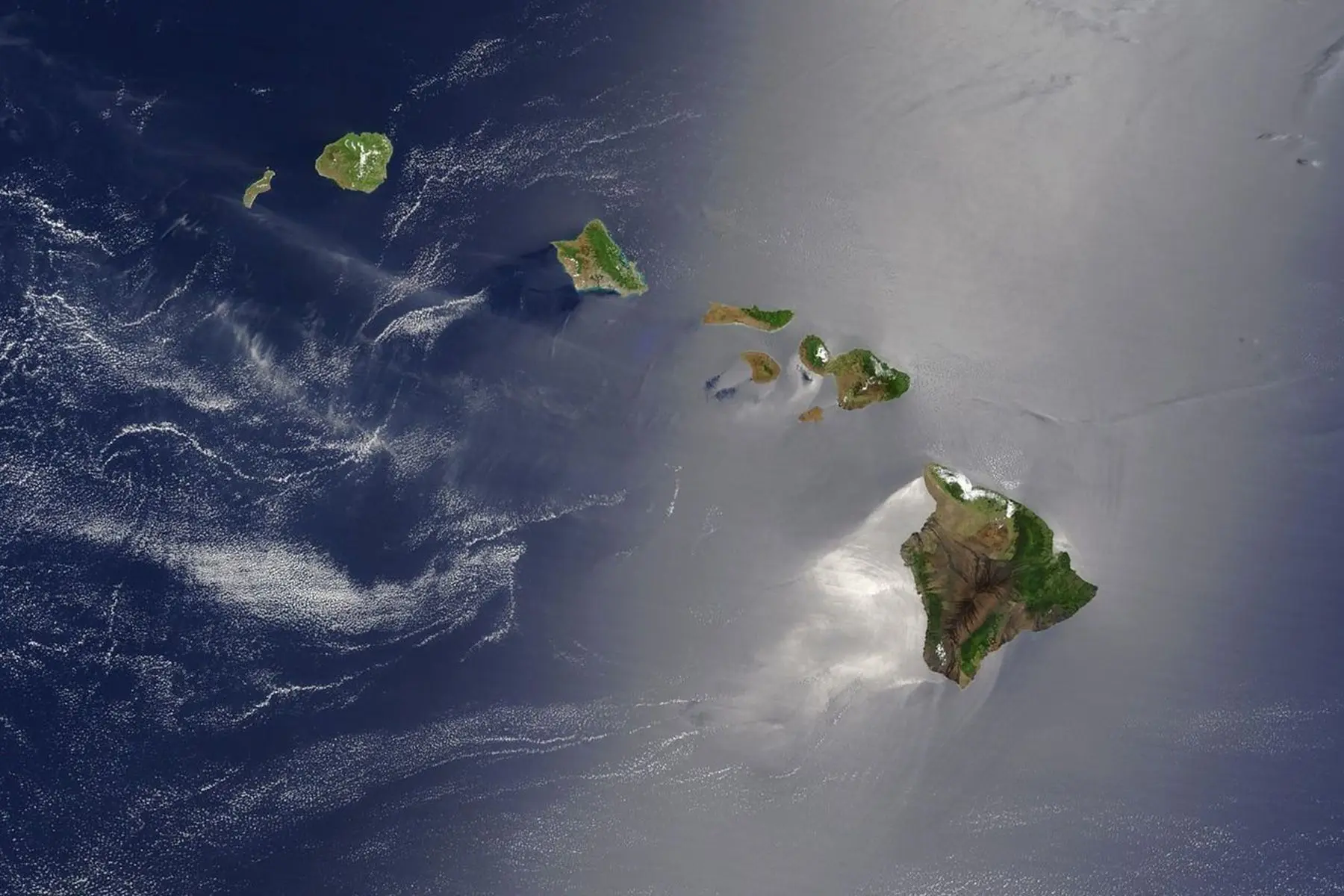 Aerial view of the Hawaiian archipelago_kunakl