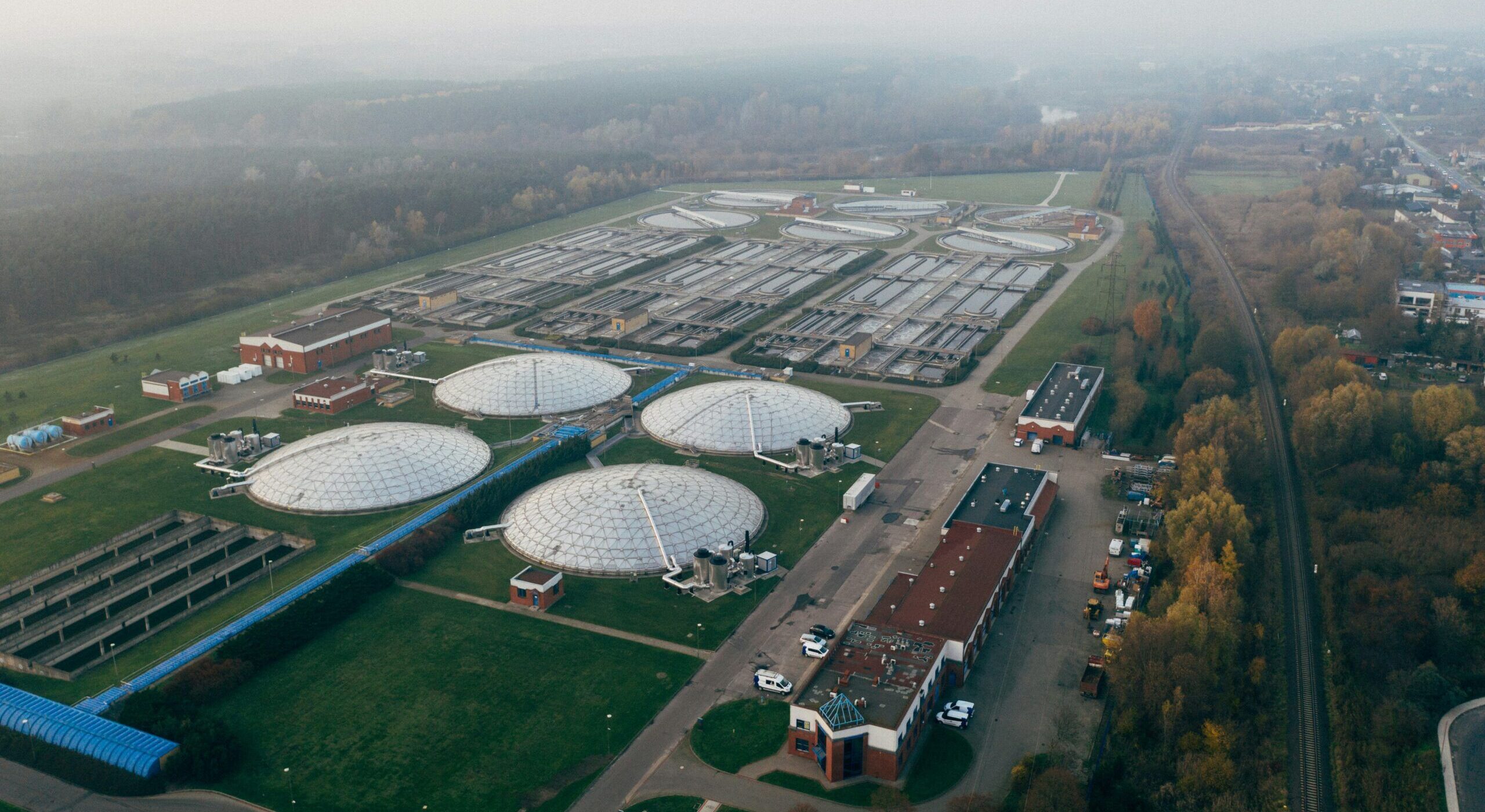 Emissions from wastewater treatment plants, in addition to their direct environmental impact and the greenhouse effect of CH4 and CO2, represent a major challenge for managing air quality around such facilities_Kunak