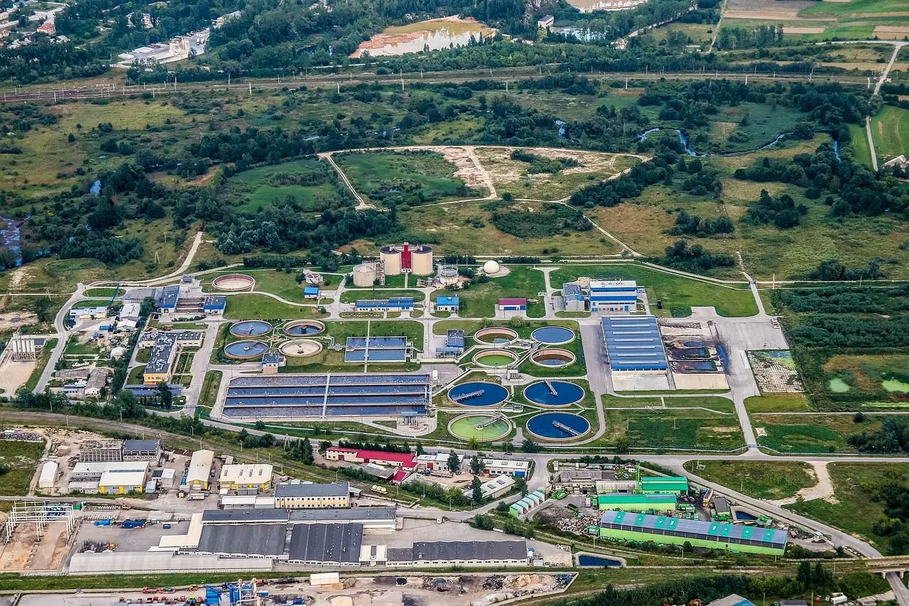 Las plantas de tratamiento de aguas residuales deben desarrollar estrategias para optimizar las medidas de control y eficiencia operativa que garanticen entornos más saludables y sostenibles_Kunak.