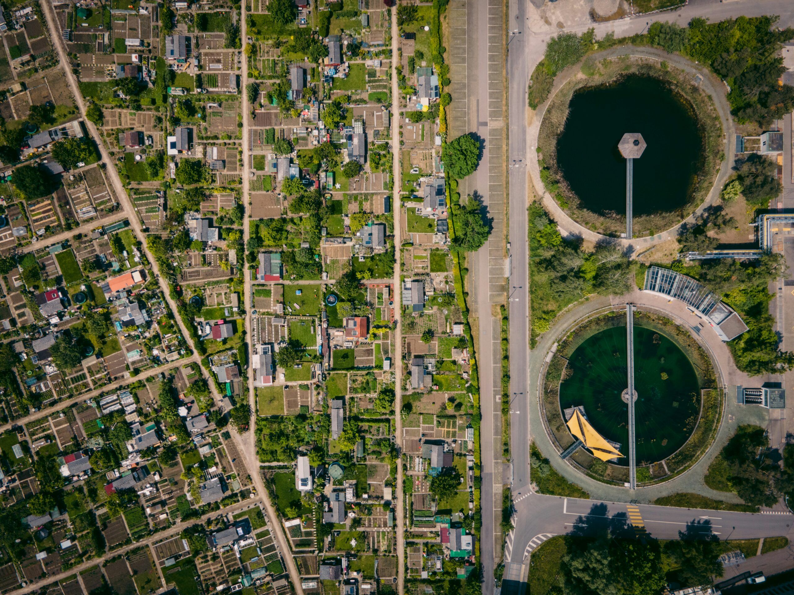 Los sistemas de captación, biofiltración, cubrición o sellado de tanques, la ventilación controlada y la monitorización continua de olores y gases, minimizan molestias por olor, riesgos laborales y problemas de cumplimiento normativo en materia de emisiones difusas_Kunak