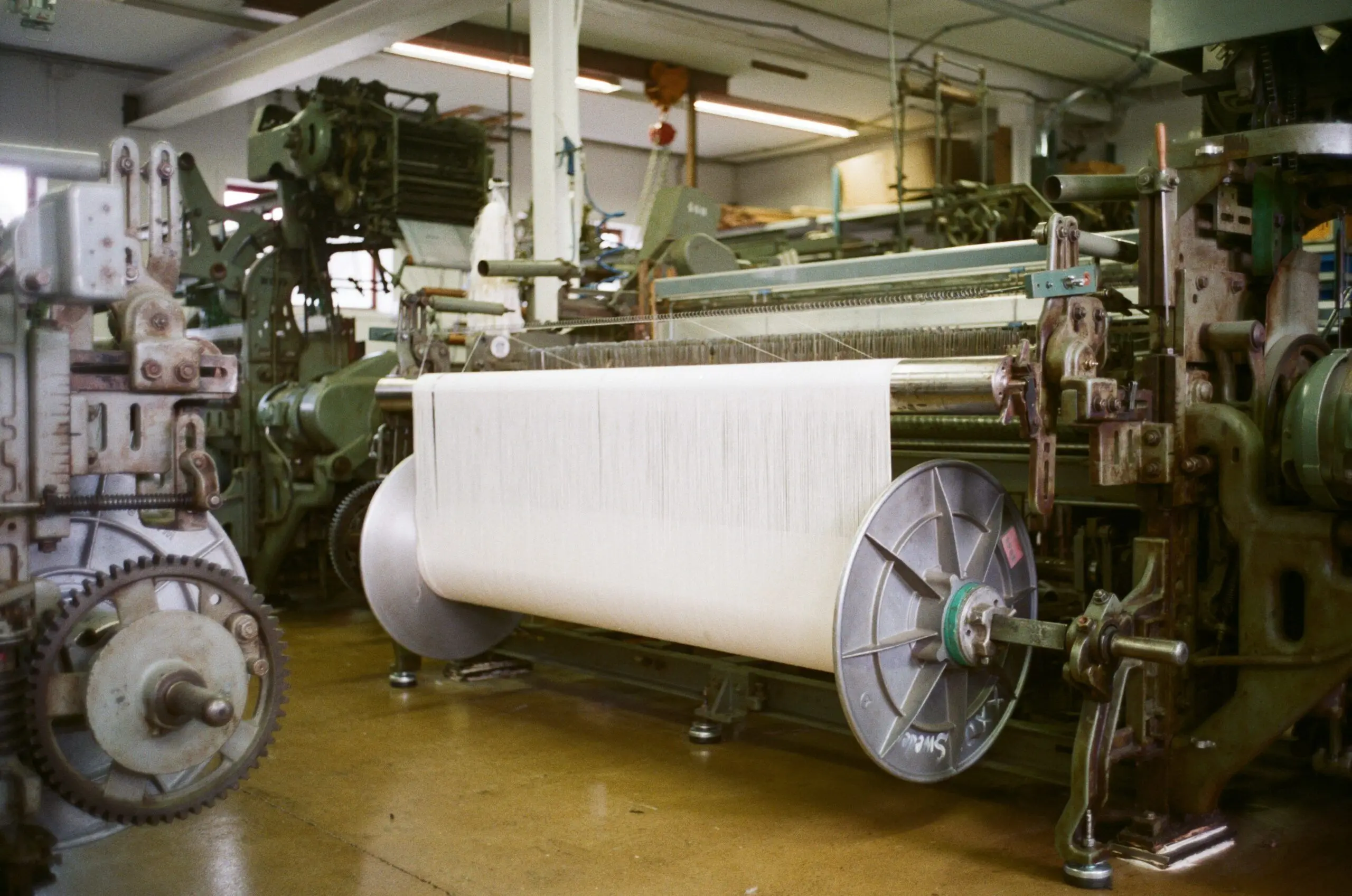 Dans l’industrie textile, des solutions d’hypochlorite de sodium (forme de chlore couramment utilisée comme agent blanchissant) sont employées pour détruire les chromophores naturels de la cellulose et obtenir un blanc plus éclatant avant la teinture ou la finition_Kunak