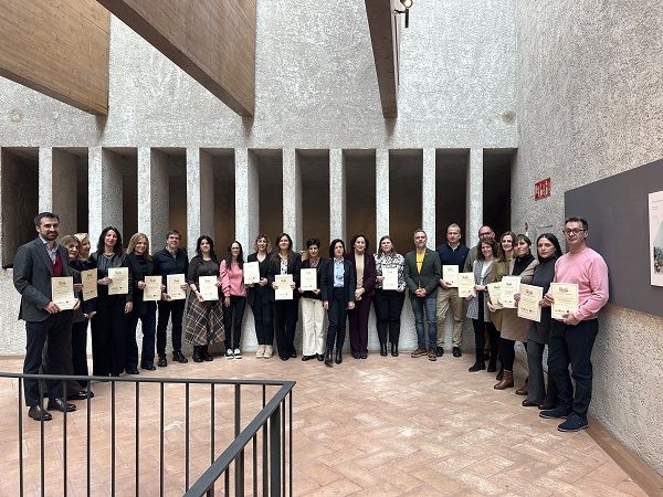 Representantes de las diecinueve empresas navarras reconocidas con el Sello Reconcilia 2025, junto a miembros de AMEDNA y del Gobierno de Navarra