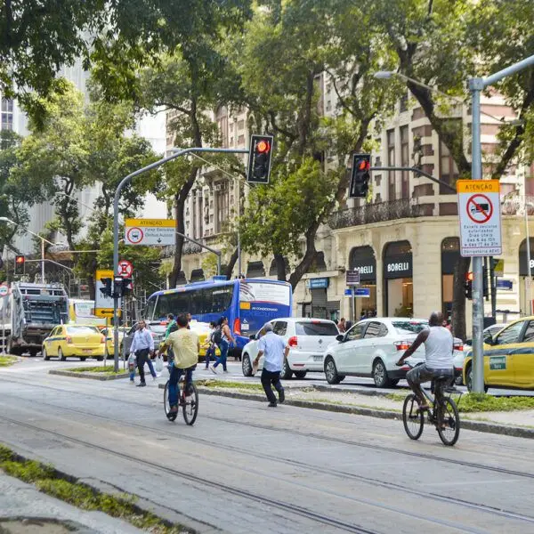 Distrito de bajas emisiones en Rio de Janeiro - Río de Janeiro crea el primer distrito de baja emisión de Brasil con monitoreo avanzado del aire para mejorar la salud y la sostenibilidad urbana.