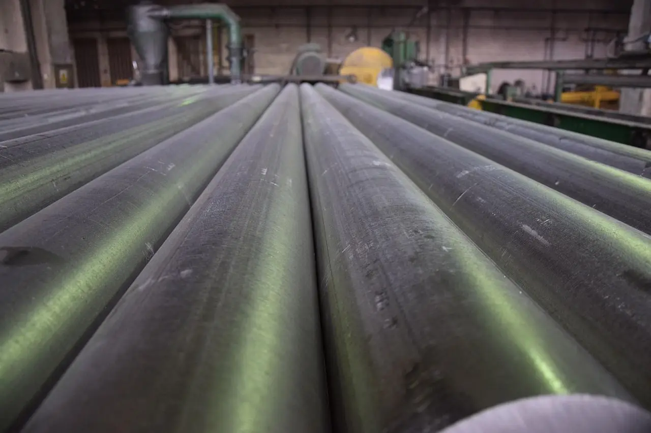El fluoruro de hidrógeno se emplea en procesos de decapado y limpieza de metales, eliminando óxidos y residuos antes de tratamientos como el galvanizado o la soldadura. - Kunak
