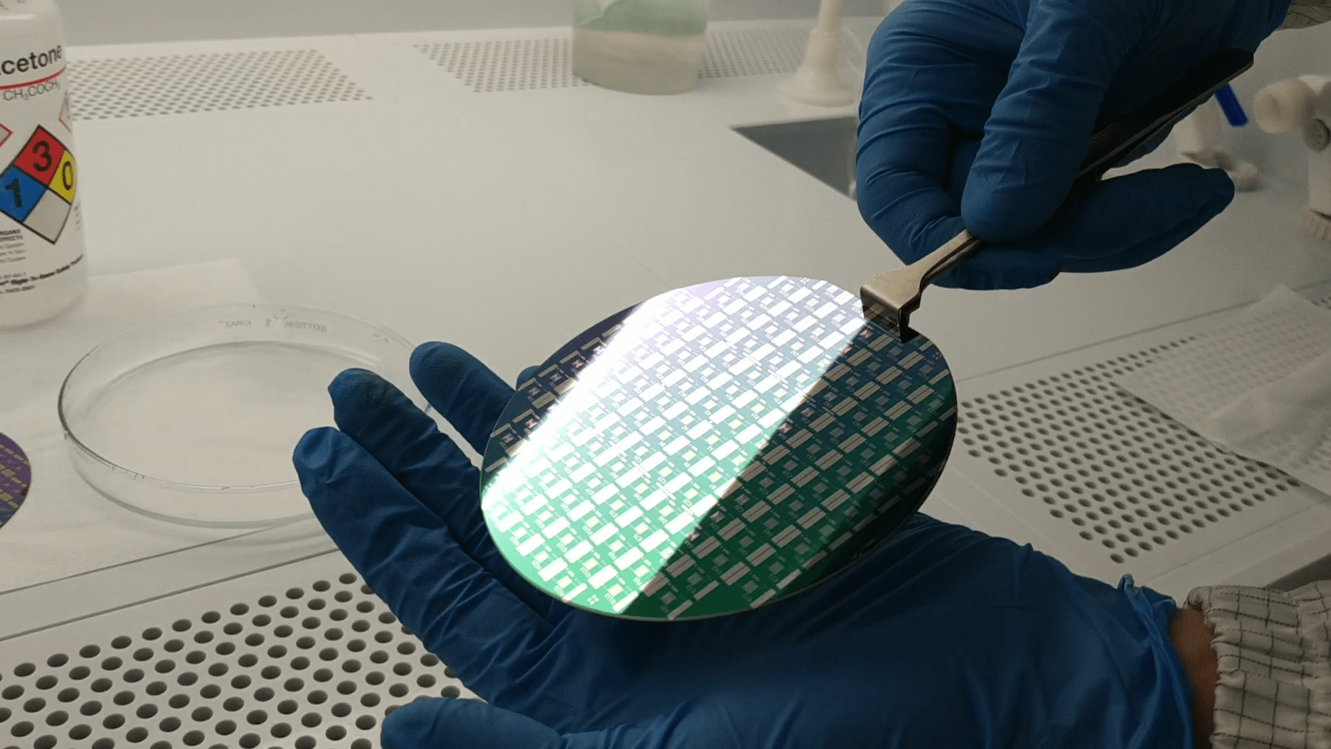 El fluoruro de hidrógeno permite modificar superficies con precisión micrométrica, algo esencial en la fabricación de pantallas, paneles solares y circuitos integrados. - Kunak