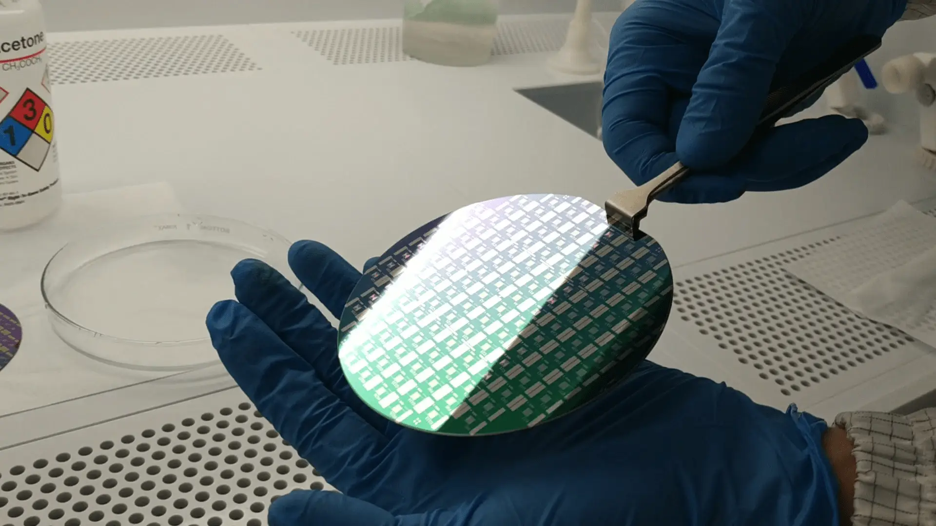 El fluoruro de hidrógeno permite modificar superficies con precisión micrométrica, algo esencial en la fabricación de pantallas, paneles solares y circuitos integrados. - Kunak