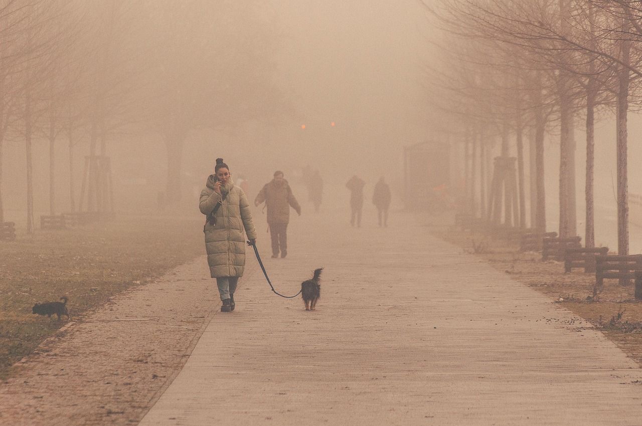 El HCl gaseoso reacciona con el vapor de agua para formar nieblas de aerosol ácido, visibles como nubes blancas densas, que amplifican el área de exposición. - Kunak
