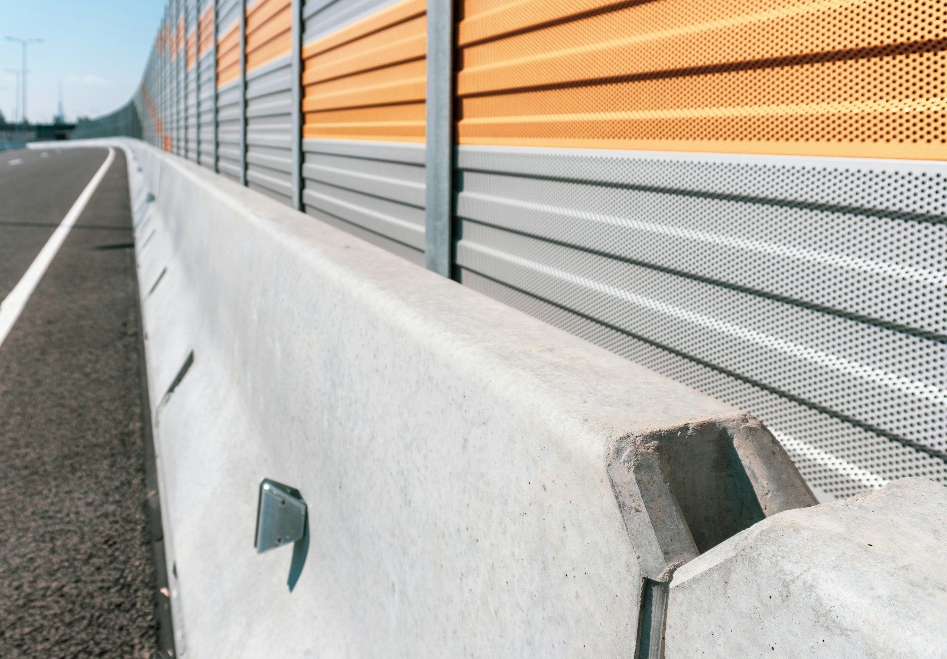 Noise barriers on roads for urban traffic control and management - Kunak