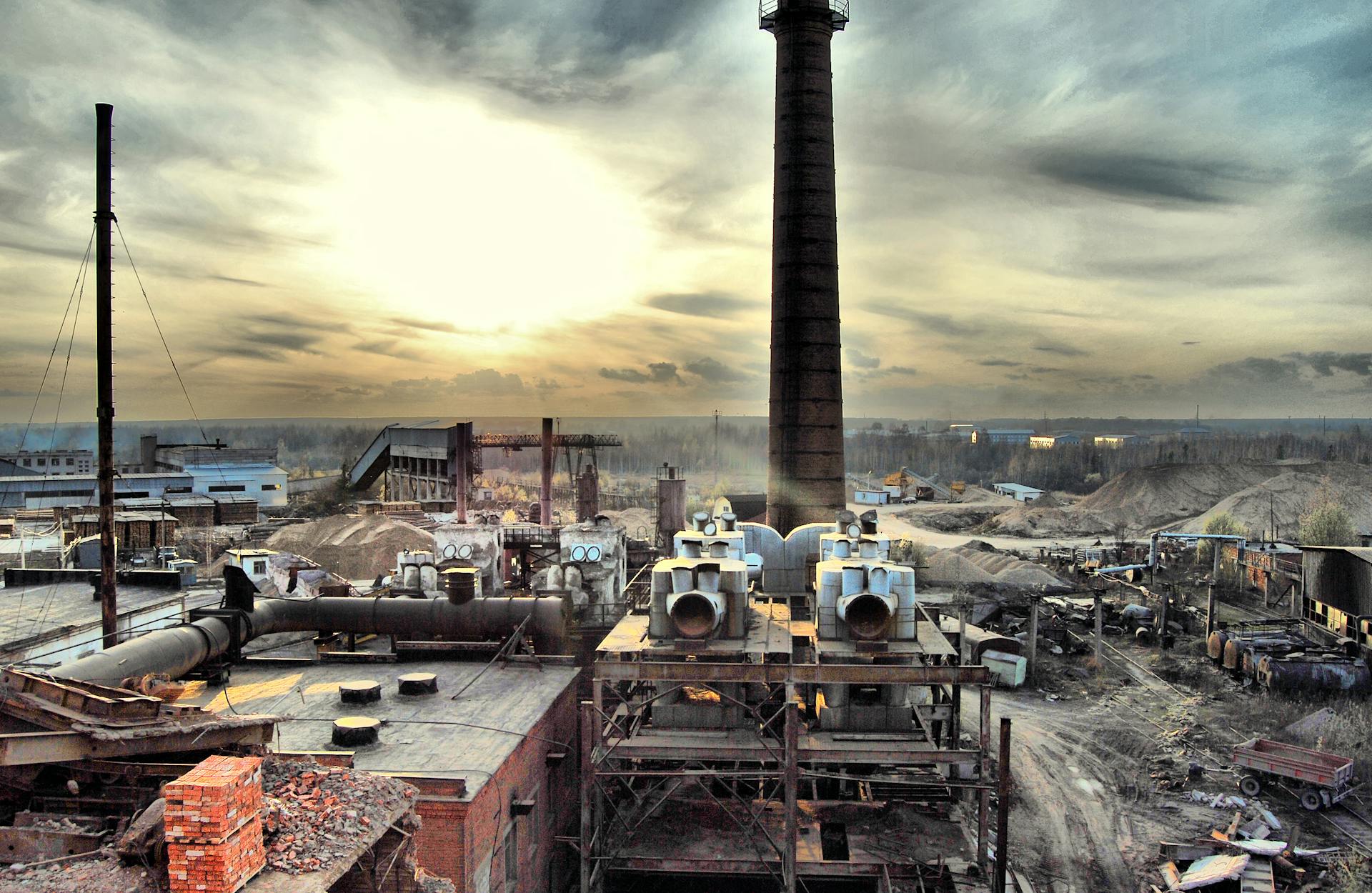 In former industrial sites, soil can accumulate decades of contamination from hydrocarbons, heavy metals or chlorinated solvents. - Kunak