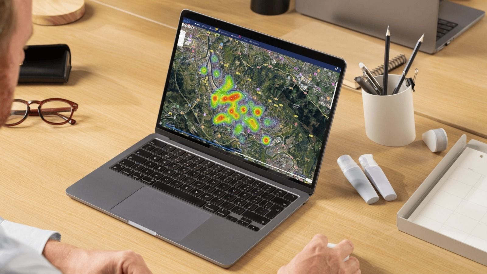 Les systèmes de capteurs peuvent compléter les stations de référence en augmentant la couverture spatiale, en identifiant les points critiques de pollution et en appuyant des applications indicatives, complémentaires, opérationnelles ou de recherche. - Kunak