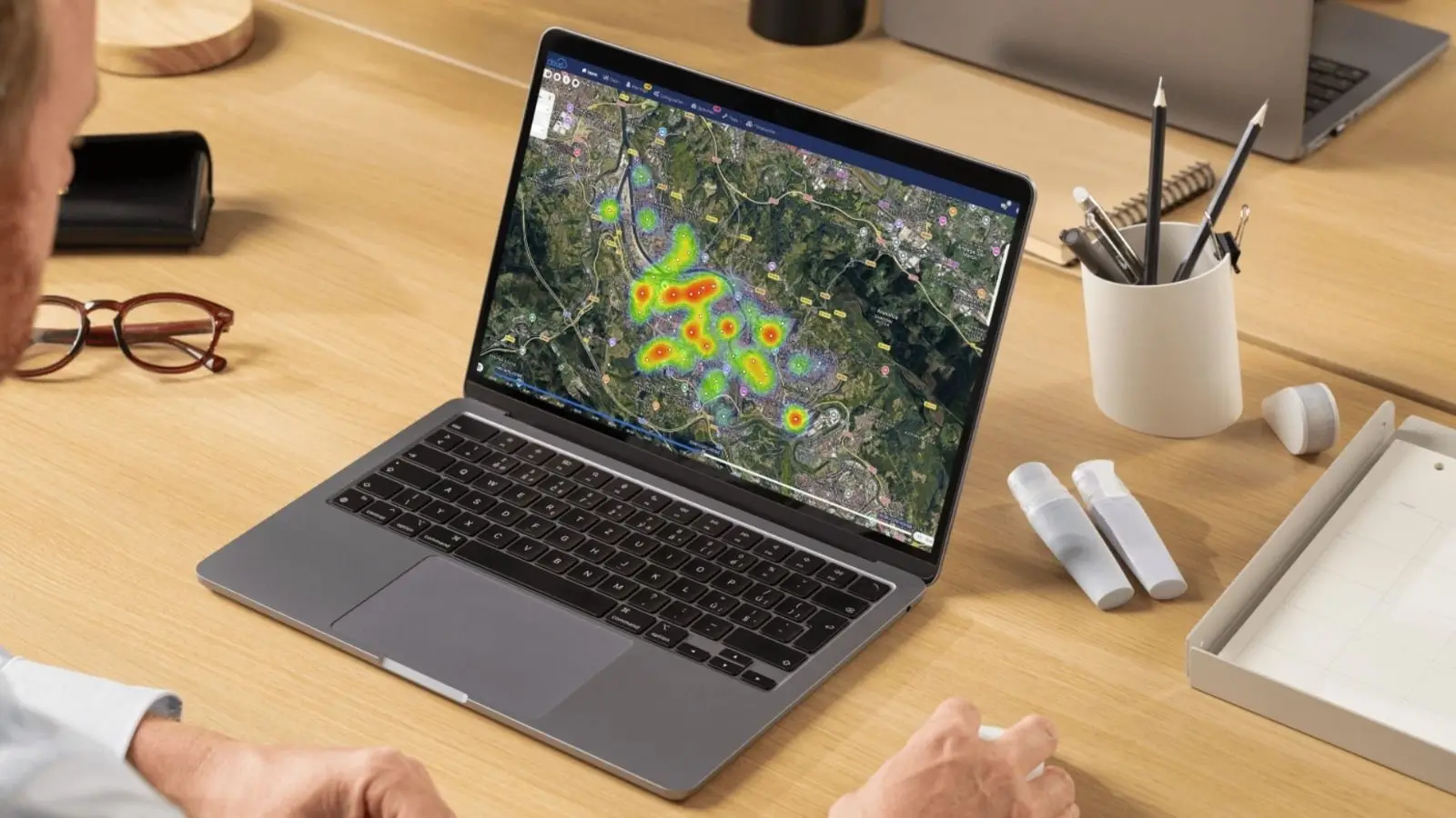 Los sistemas de sensores pueden complementar las estaciones de referencia al aumentar la cobertura espacial, identificar puntos críticos de contaminación y respaldar aplicaciones indicativas, complementarias, operativas o de investigación. - Kunak