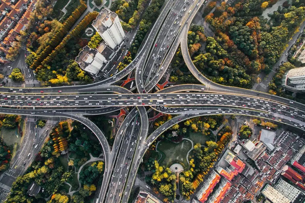 El tráfico urbano no solo deteriora la calidad del aire, también genera contaminación acústica crónica cuyos efectos sobre la salud van mucho más allá de la molestia auditiva. - Kunak