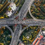 El tráfico urbano no solo deteriora la calidad del aire, también genera contaminación acústica crónica cuyos efectos sobre la salud van mucho más allá de la molestia auditiva. - Kunak