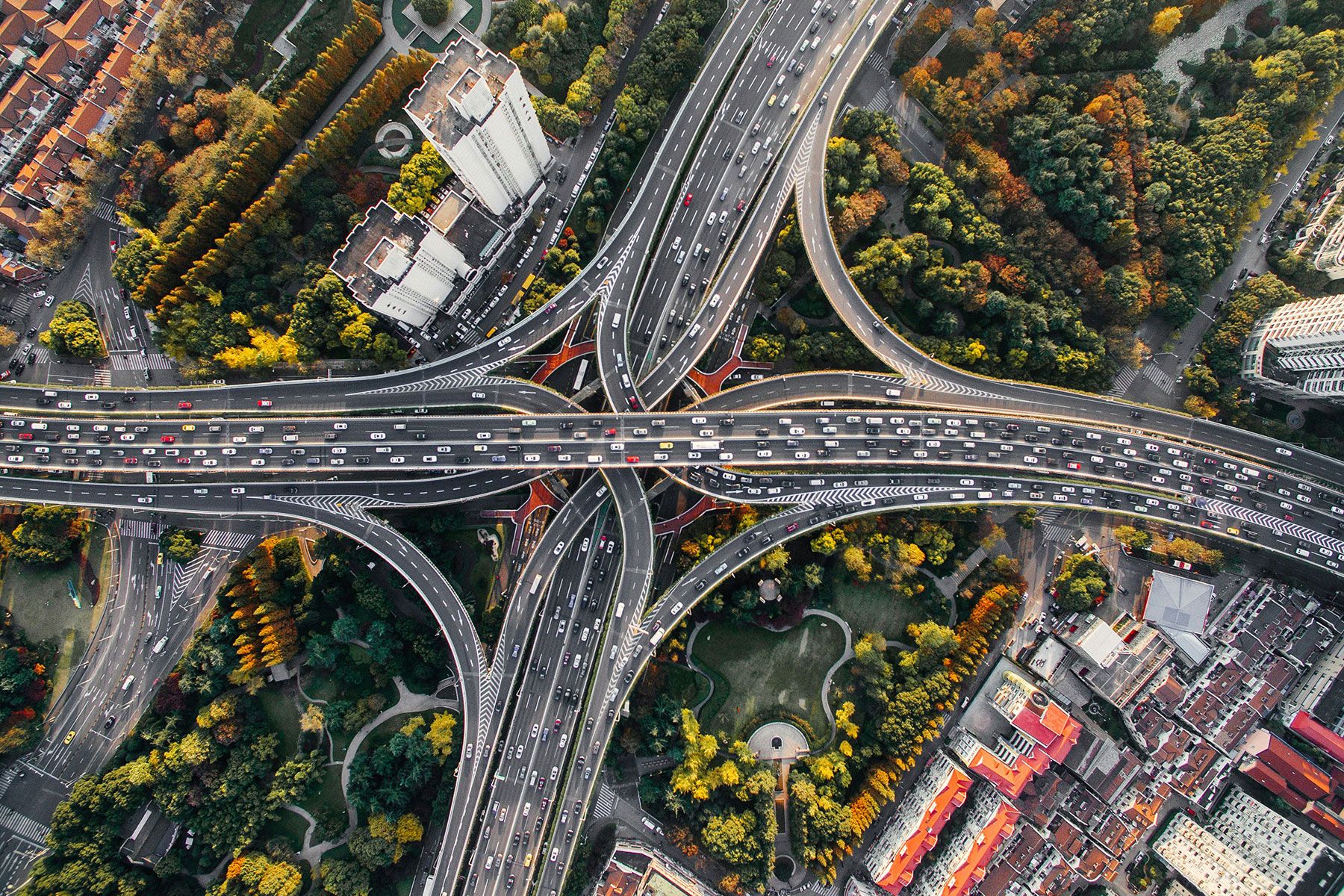 Movilidad urbana sostenible_Kunak El tráfico urbano no solo deteriora la calidad del aire, también genera contaminación acústica crónica cuyos efectos sobre la salud van mucho más allá de la molestia auditiva. - Kunak