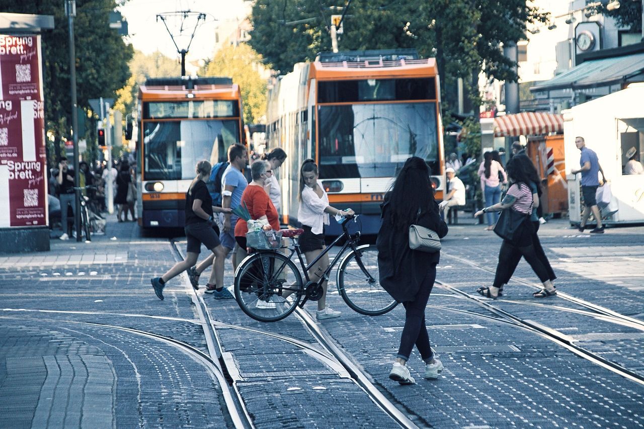 Las estrategias de mitigación del tráfico urbano deben reducir la demanda de movilidad en vehículo privado, optimizar los flujos de tráfico y desplazar viajes hacia el transporte activo y colectivo. - Kunak