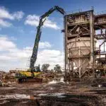 Los terrenos militares o mineros: con presencia de explosivos, mercurio, arsénico u otros contaminantes inorgánicos en proyectos de remediación se dispersan en forma de polvo durante la excavación. - Kunak