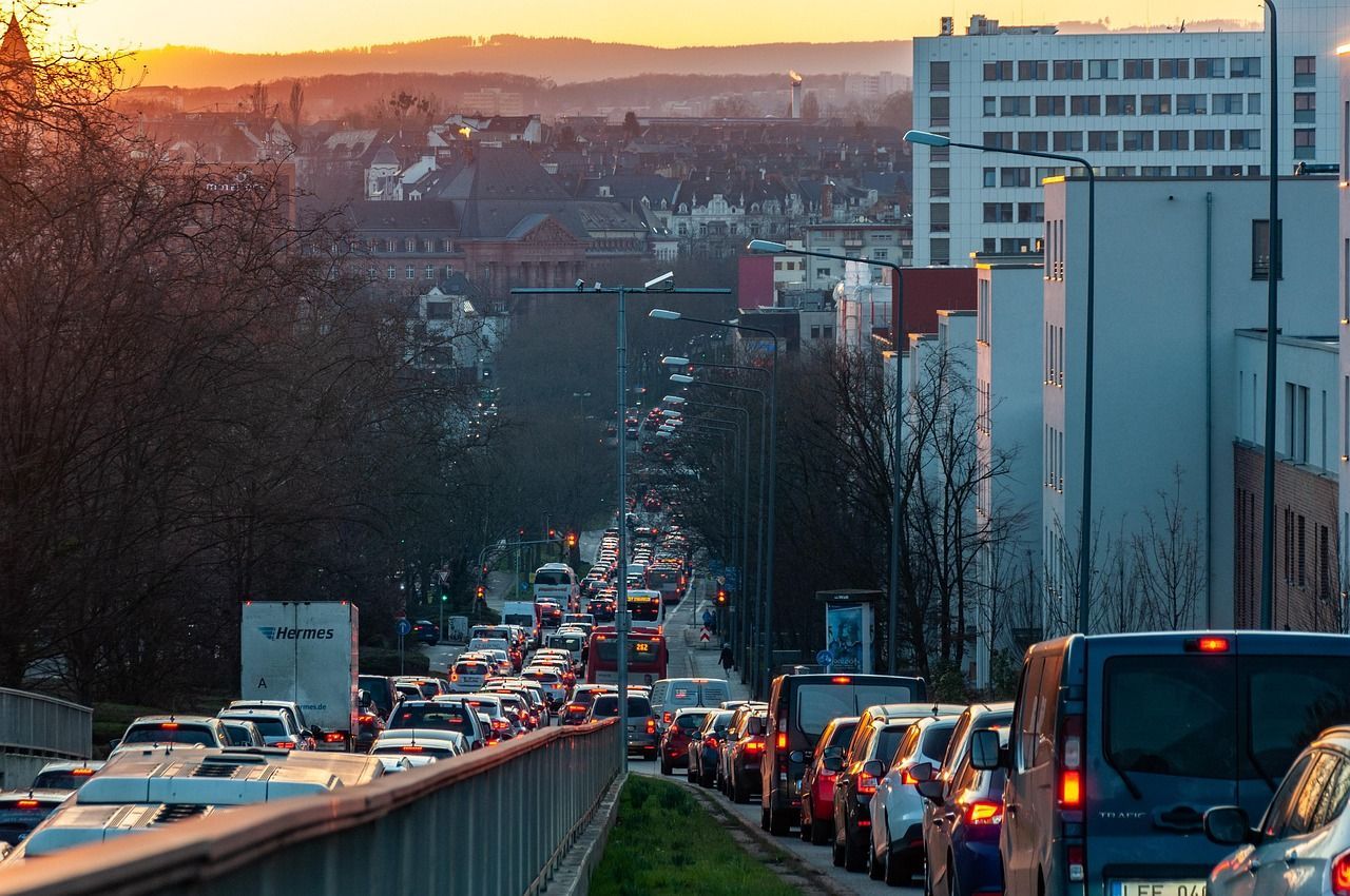 Para las emisiones del tráfico urbano se proyectan reducciones globales de emisiones del transporte del 68% para 2050 respecto a los niveles de 2010. - Kunak