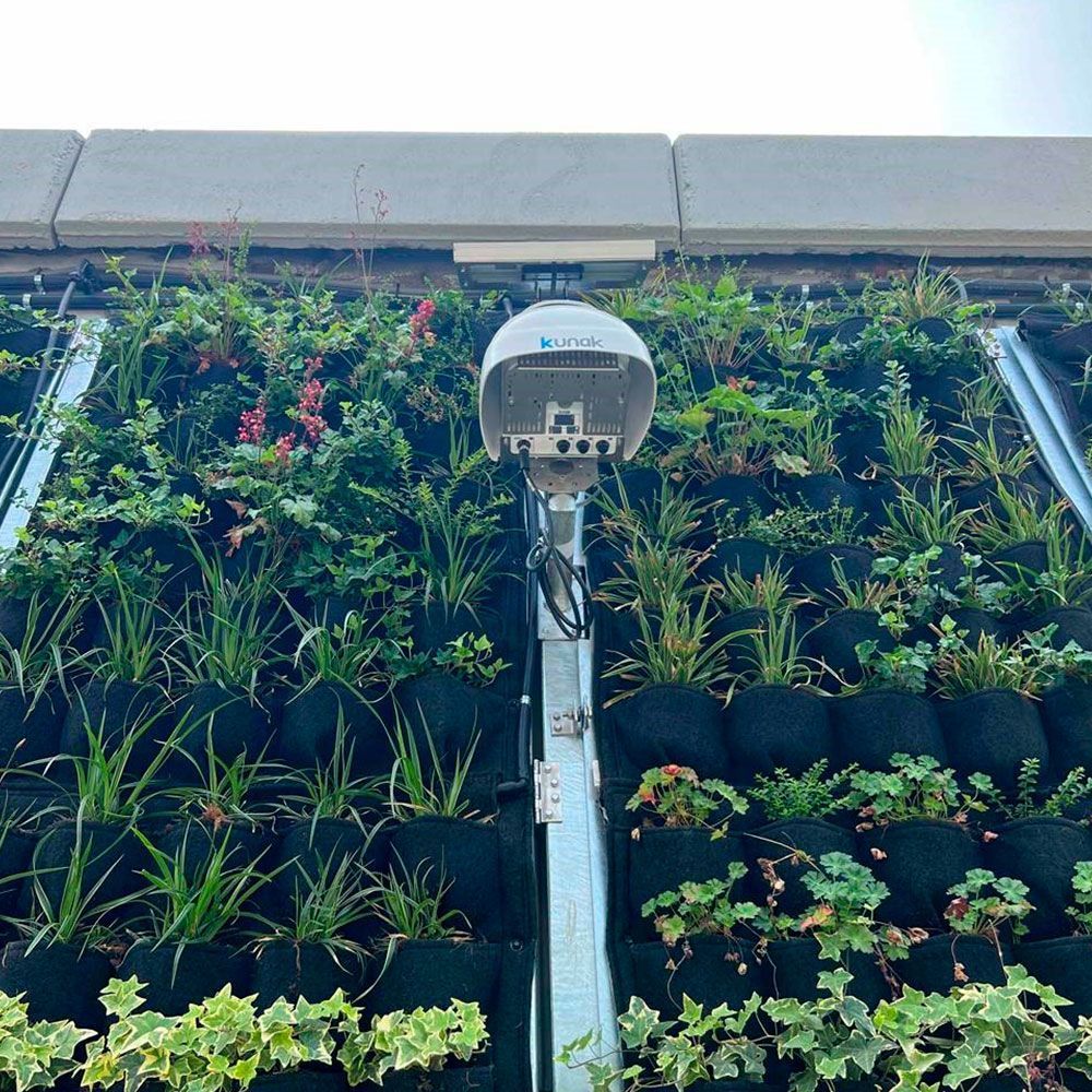 Estación de calidad del aire Kunak AIR Pro instalada en una de los jardines verticales del proyecto Calle 30 Natura en la ciudad de Madrid - Kunak