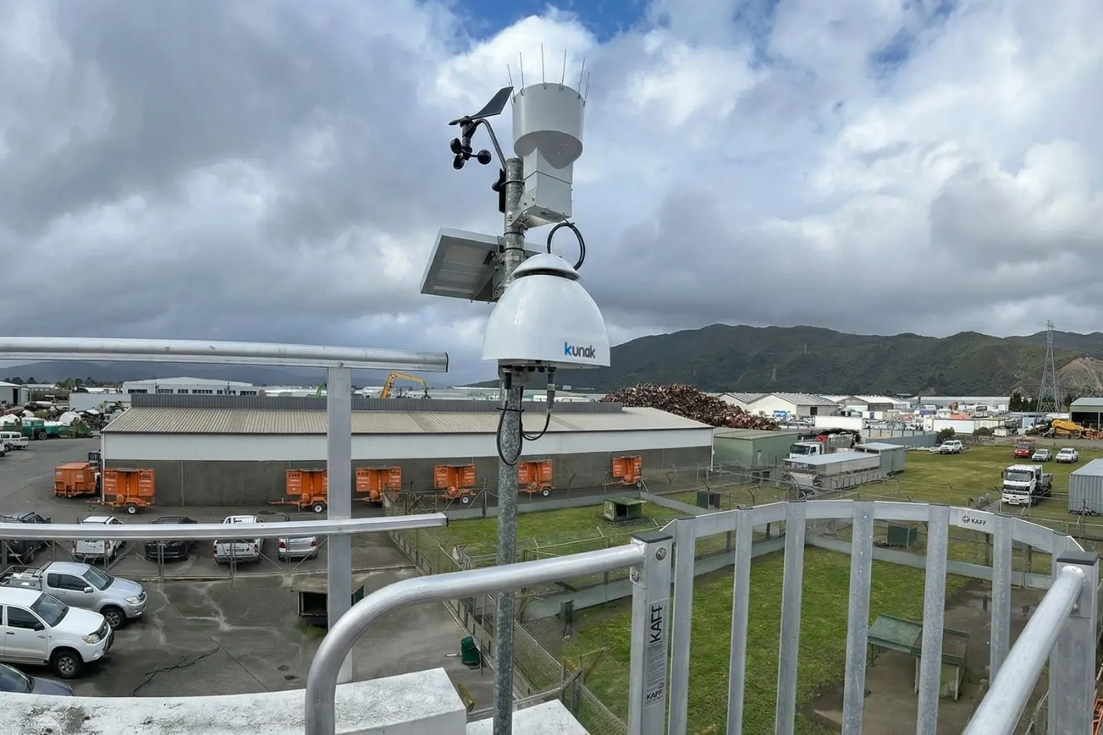 La propuesta de valor de los sistemas de monitorización near-reference reside en la calibración de sus sensores near-reference que les permite estar vinculados estrechamente con los estándares internacionales. - Kunak